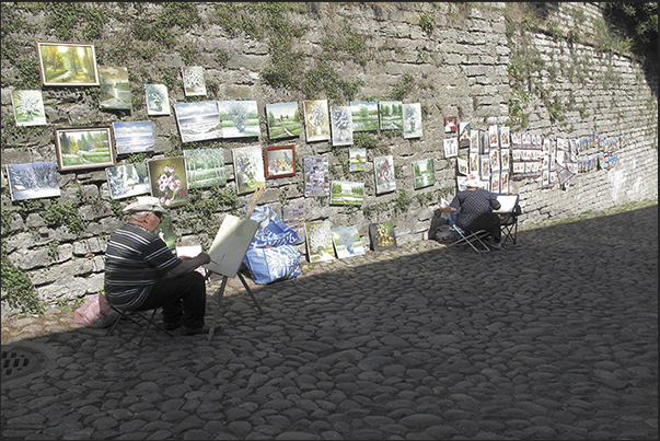 Street artists along the great wall to protect the medieval village