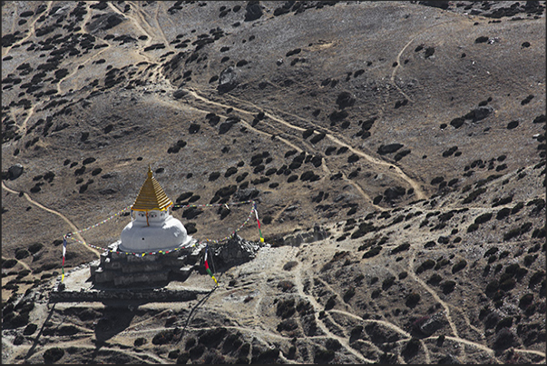 Stupa at the entrance of the village of Dingboche (4410 m)