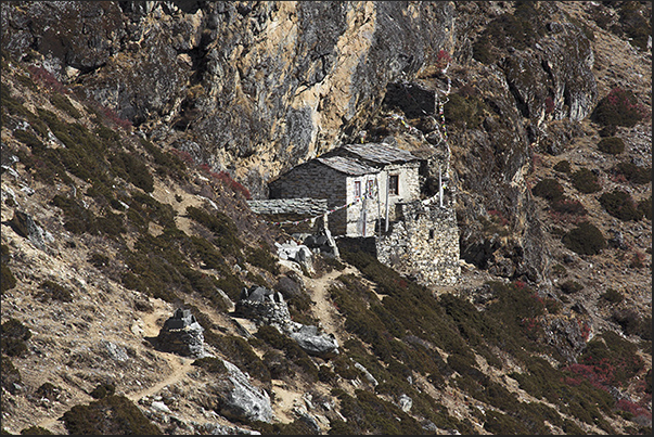 House of a monk on the wall of Mount Nangkar Tshang