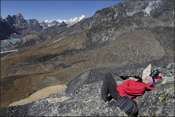 Acclimatization to altitude. A moment of rest (5086 m)