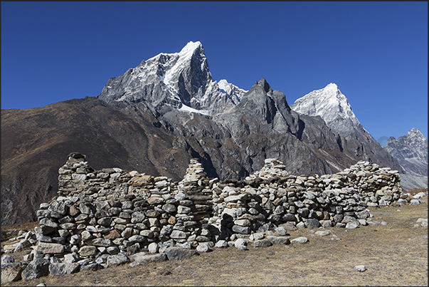 On the path towards the village of Lobuche.  Mount Cholatse (6335 m) on the right and Mount Tabuche (6495 m)