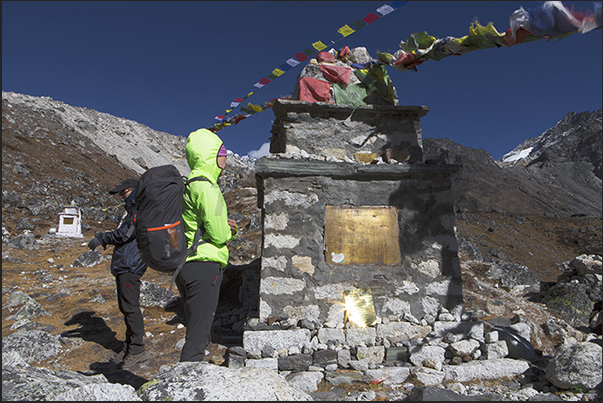 Thokla Pass (4830 m). Memorial Everest