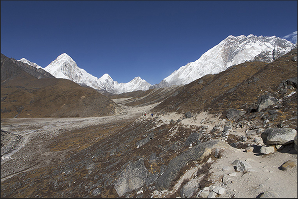 Kumbu Glacier Valley. From right: Nuptse 7864 m, Khumbutse 6639 m, Lingtren 6713 m, Pumo Ri 7165 m