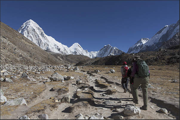 To the village of Gorak Shep (5140 m). On the left Mount Pumo Ri (7165 m), on the right Mount Lingtren (6713 m)
