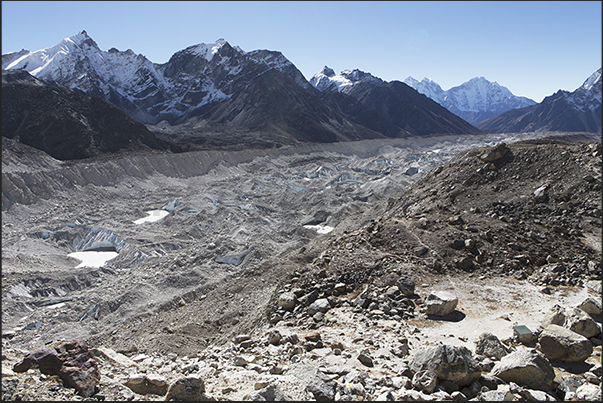 Khumbu Glacier Valley (4920 m)