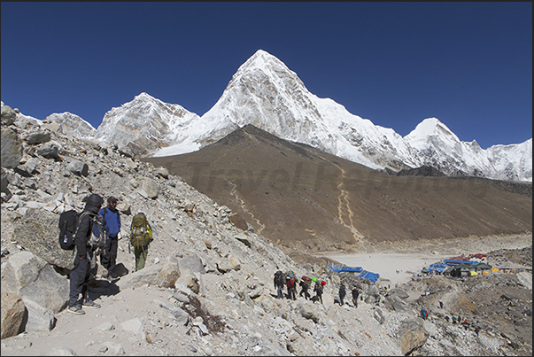 Arrival at the village of Gorak Shep (5140 m) with behind Mount Pumo Ri (7165 m)