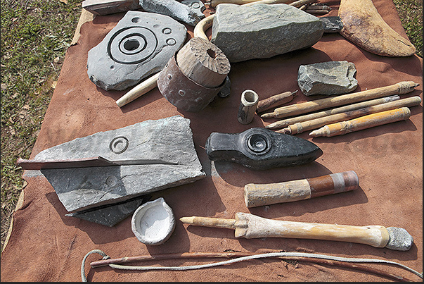 Villarbasse. Experimentation field. Tools used to work and to drill the stone