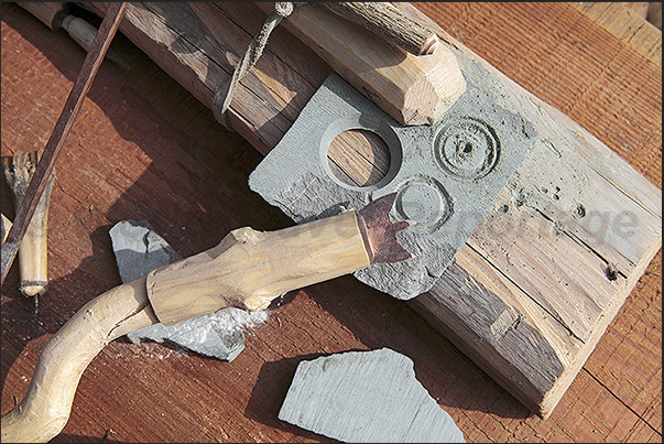 Villarbasse. Experimentation field. Tools used to work and to drill the stone