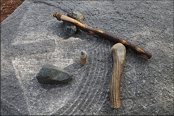 Villarbasse. Experimentation field. Tools used to carve and draw on the rock