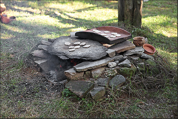 Villarbasse. Experimentation field. Preparation and cooking of Neolithic bread