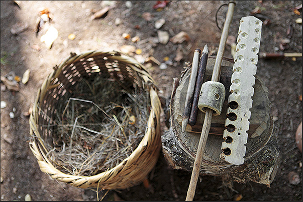 Villarbasse. Experimentation field. Straw and tools to trigger the fire with rubbing between different woods