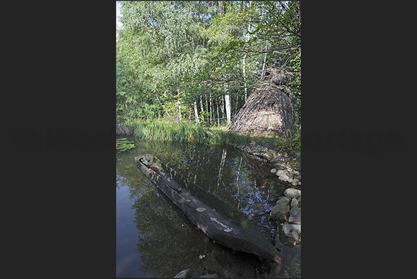 Villarbasse. Experimentation field. Reconstruction of a canoe and a hut