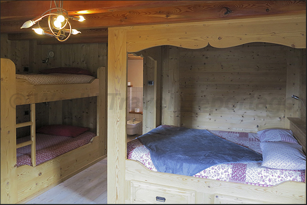 Gruba refuge. The wood is the main element of the alpine furnishings