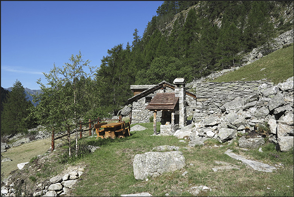 Along the footpaths you will find many alpine houses some well-preserved and inhabited by shepherds