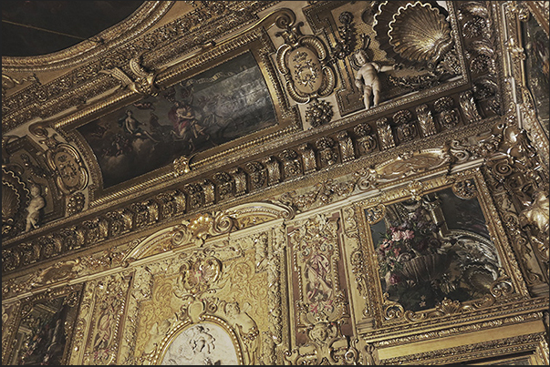 Hall of the hearings. The ceiling decorations are dated 17th century