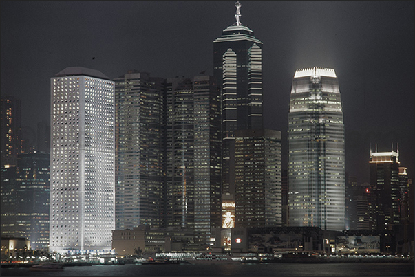 In the evening, Hong Kong reveals all its charm
