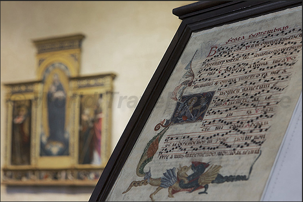 Medieval song and behind, the Triptych of Defendente Ferrari (1520)