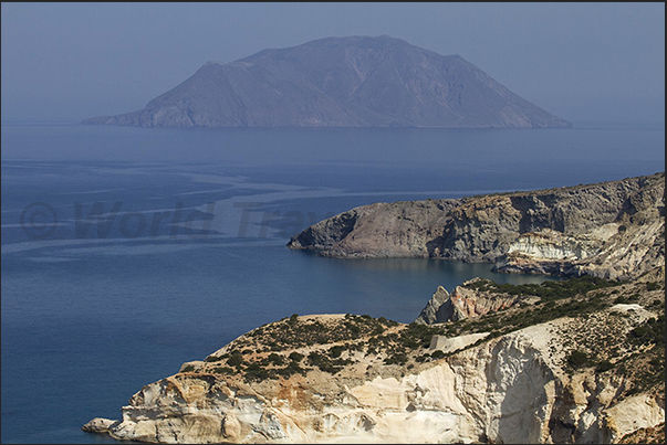 West coast. On the horizon, the uninhabited island of Anti Milos