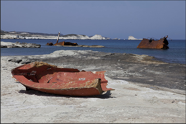Rocky beaches of Sarakinikos. The remains of a shipwreck