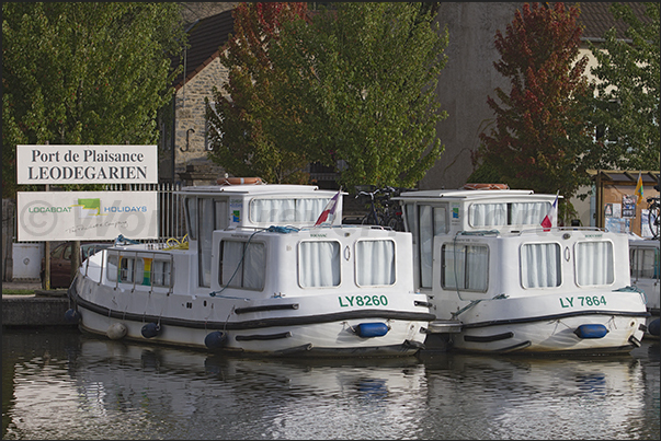 Boat rentals in Saint Léger sur Dheune