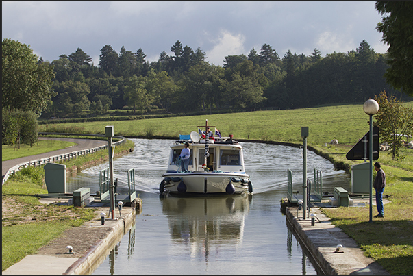 Approaching the automatic lock near Palinges Castle