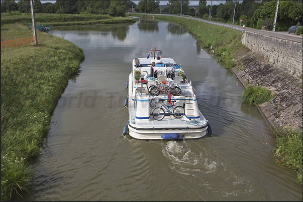 The navigation on the canal resumes after the passage of the lock