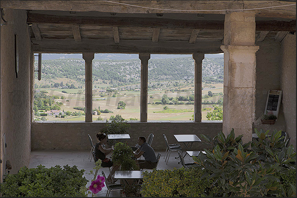 Simiane la Rotonde. On the terrace to taste typical dishes of the Provence cuisine