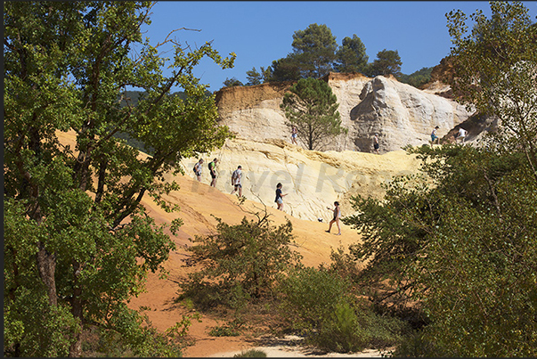 Thousands of visitors each year walk the paths traced along the walls of Provencal Canyon