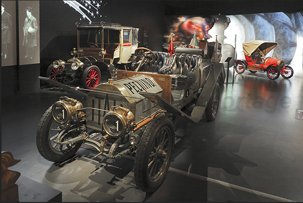 Explorations begin. The 40 HP ITALA, the automobile that made Beijing-Paris (16,000 km in 60 days)