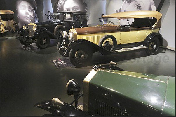 Between the two World Wars, technological development also involves cars with increasingly elegant and powerful models