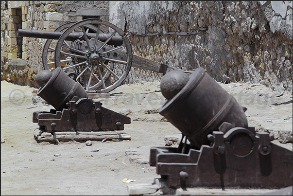 Bombards and cannons to defend the Governor's Palace