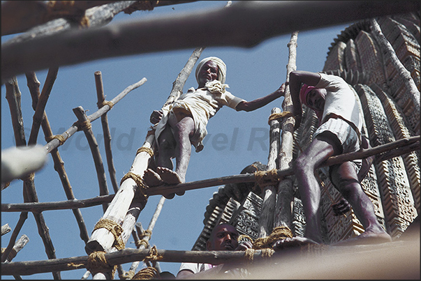 Restructuring of the Vashwanath Temple). Scaffolding of bamboo canes