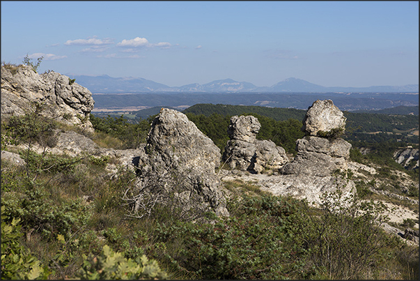 Les Mourres is an area, on the edge of the Luberon Regional Park, formed by hundreds of strange and particular rocky forms