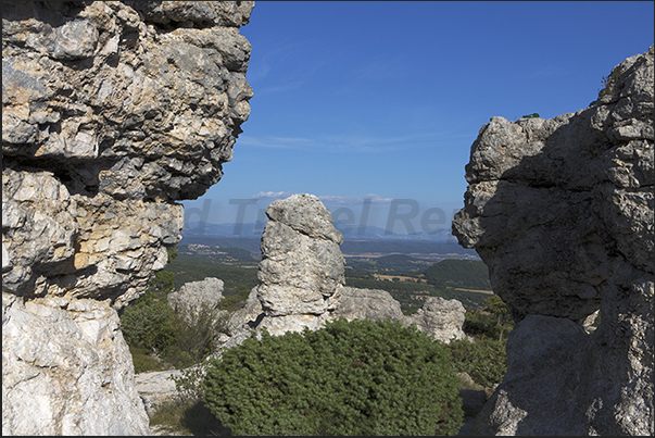 Les Mourres is an area, on the edge of the Luberon Regional Park, formed by hundreds of strange and particular rocky forms
