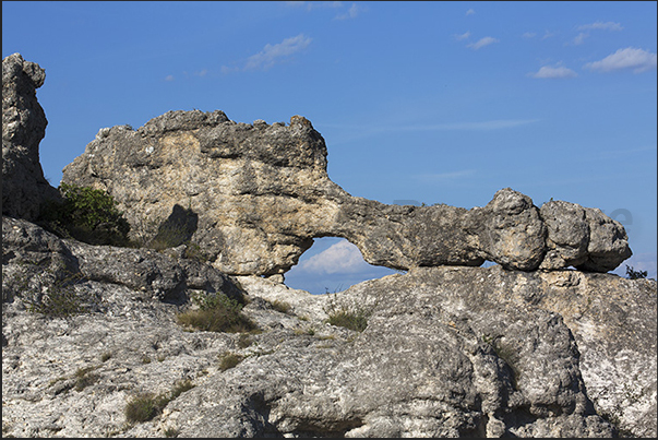 Les Mourres. Along the path you can see several rock masses with large windows that open onto Durance river valley