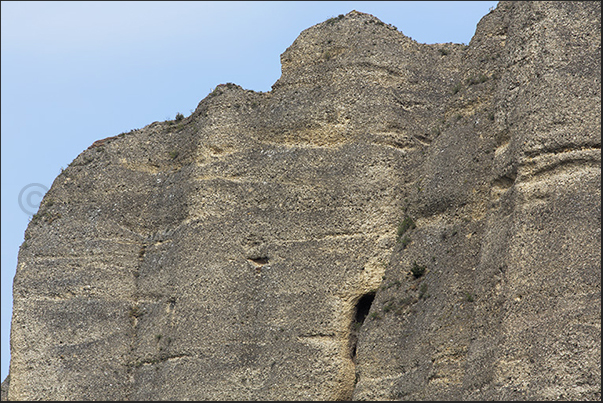 The walls formed by a rocky agglomerate along the river Durance characterize the place called Les Mees