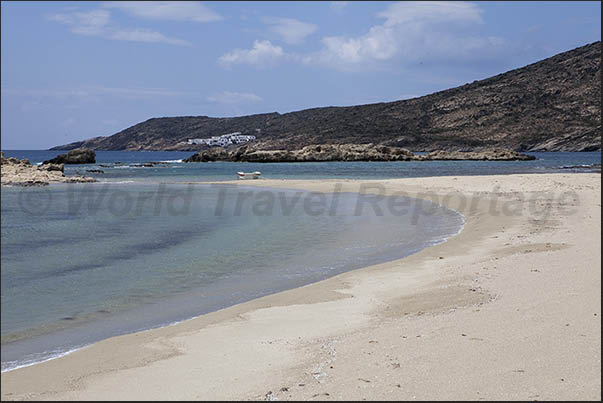 The largest beach on Manganari Bay (southern tip of the island)