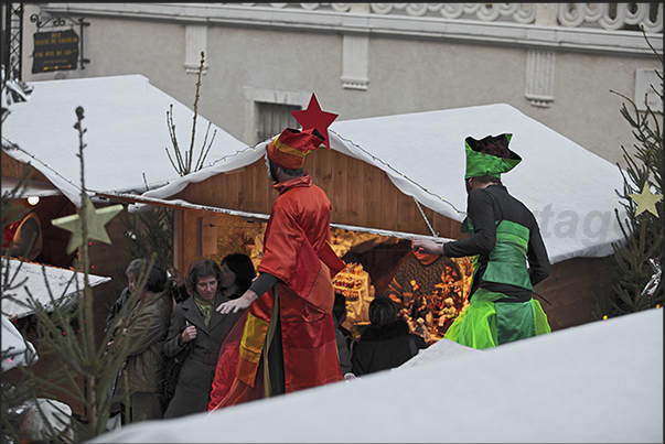 Masks, dancers and waders along the streets of the historic center