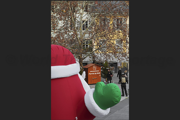 Santa Claus greets the tourists who arrive in the squares of the Christmas markets
