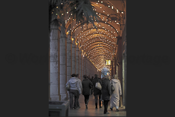 The arcades of the historic center that lead to the Christmas market under the castle