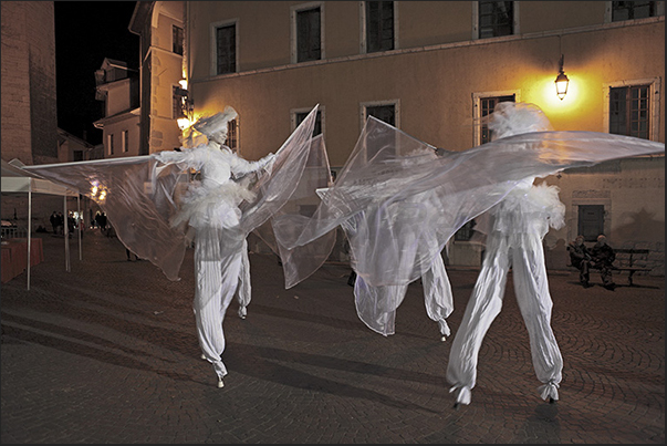 Dancers on stilts along the streets of the historic center