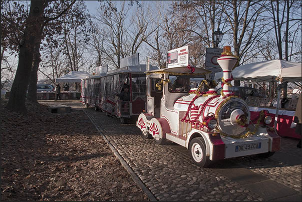 The train that crosses the Christmas markets outside the walls of the castle of Govone