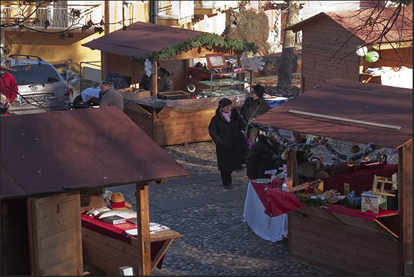 Christmas market stalls outside the walls of the Govone castle