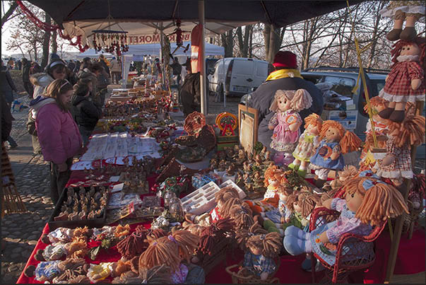 On the stalls of the Christmas market there are sweets, typical products and toys