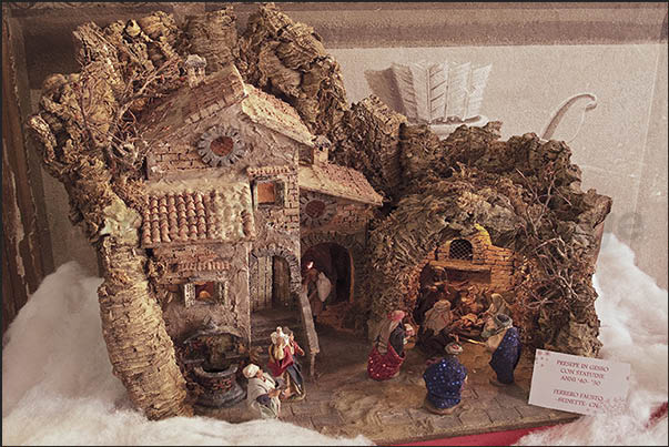 Crib exhibits can be seen on the stalls and in the halls of the castle