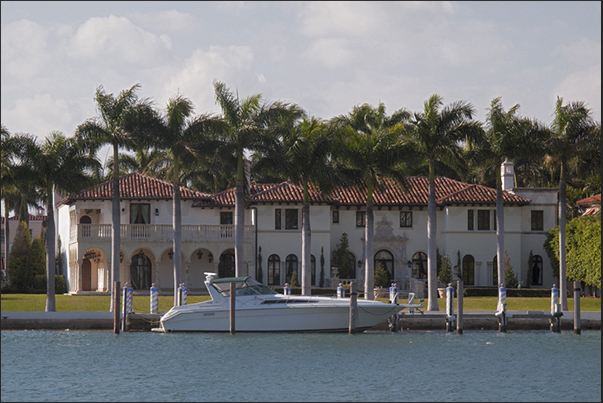 One of the many villas that overlook the lagoon in front of the skyscrapers in the district of Miami Beach