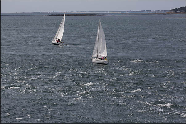 For sailboats it is not easy to face the 10 knots of current at the entrance of the gulf generated during the change tide