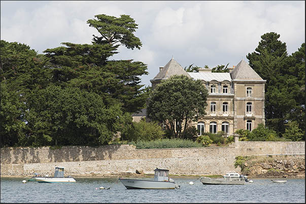 Along the coastal path near Saint Armel there are ancient stately homes from the 18th century