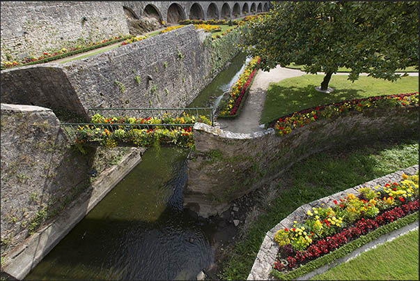 The most important city in the gulf is Vannes with its gardens outside the wall and its splendid historic center