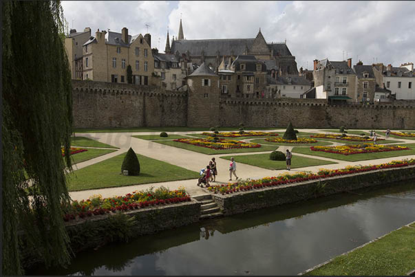The most important city in the gulf is Vannes with its gardens outside the wall and its splendid historic center